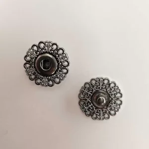 Trykk-knapp lås, svart med mønster 2,5 cm